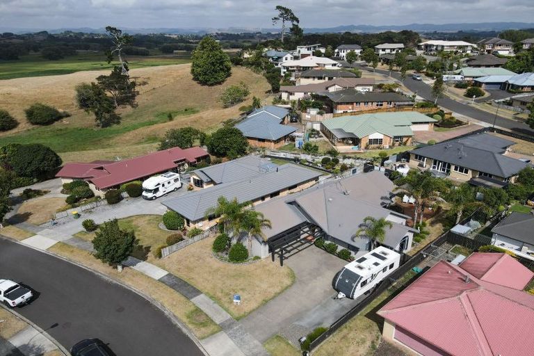 Photo of property in 4 Harrogate Place, Grandview Heights, Hamilton, 3200