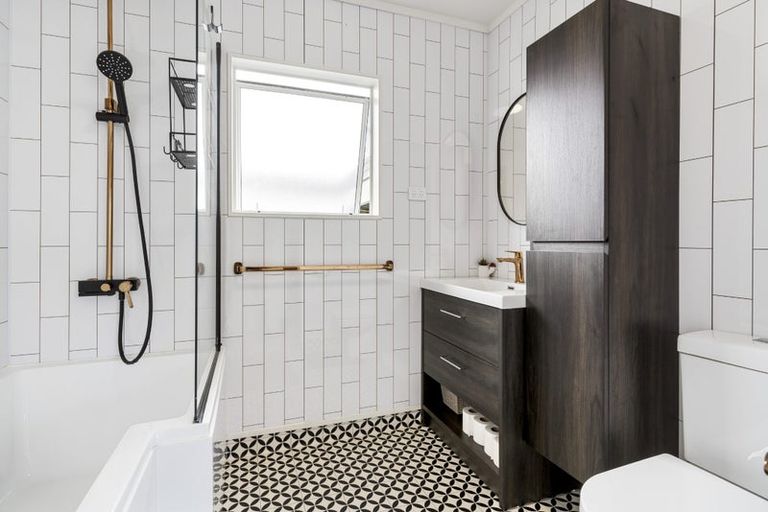 Photo of property in 2/2 Hatherley Place, Clendon Park, Auckland, 2103