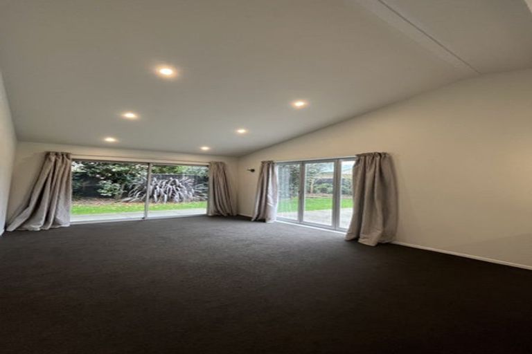 Photo of property in 32 Ambleside Drive, Burnside, Christchurch, 8053