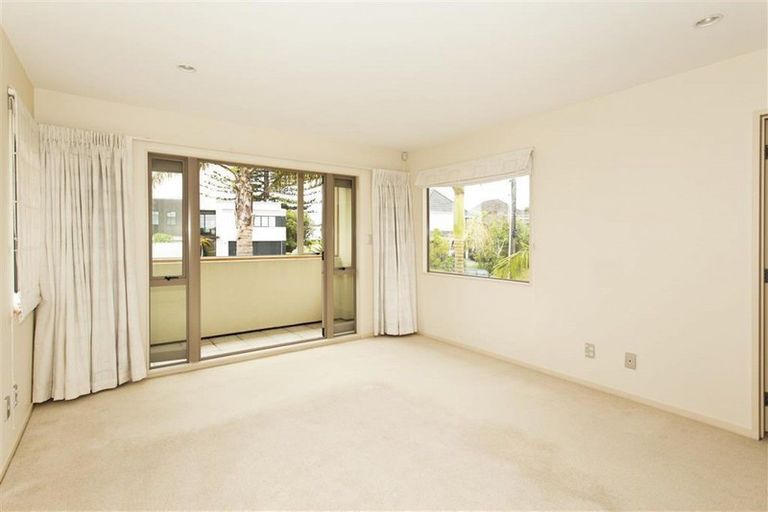 Photo of property in 8 Scarboro Terrace, Murrays Bay, Auckland, 0630