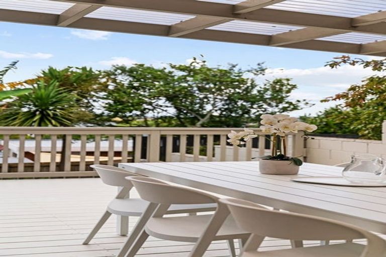 Photo of property in 42 Grenada Avenue, Forrest Hill, Auckland, 0620