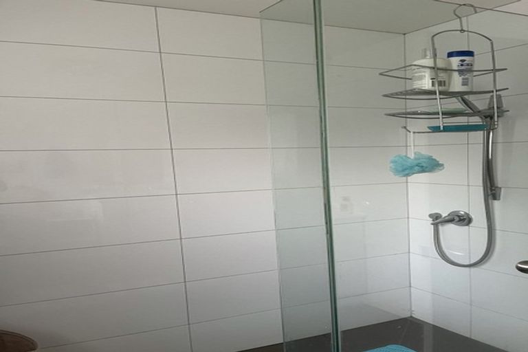 Photo of property in 48 Kingsclere Place, Goodwood Heights, Auckland, 2105