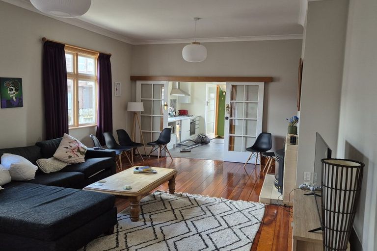 Photo of property in 17 Apu Crescent, Lyall Bay, Wellington, 6022