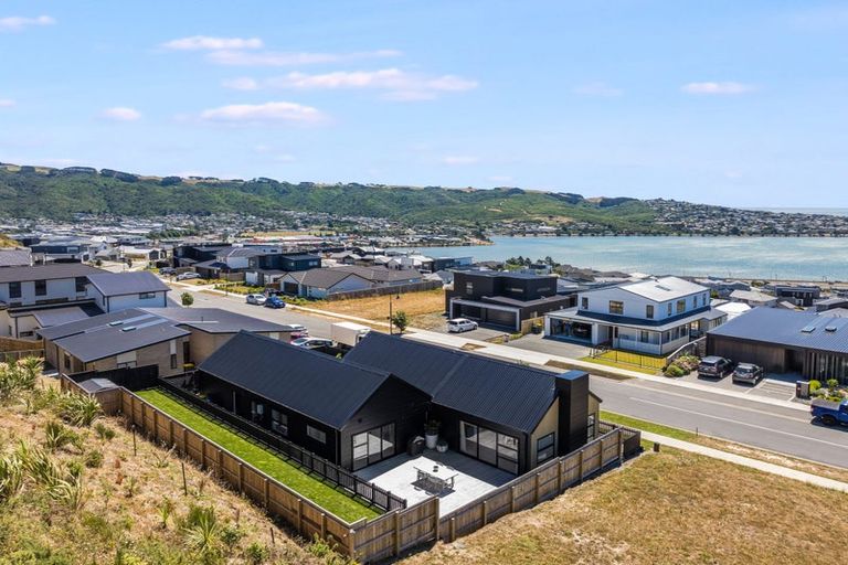 Photo of property in 75 Queen Charlotte Drive, Aotea, Porirua, 5024