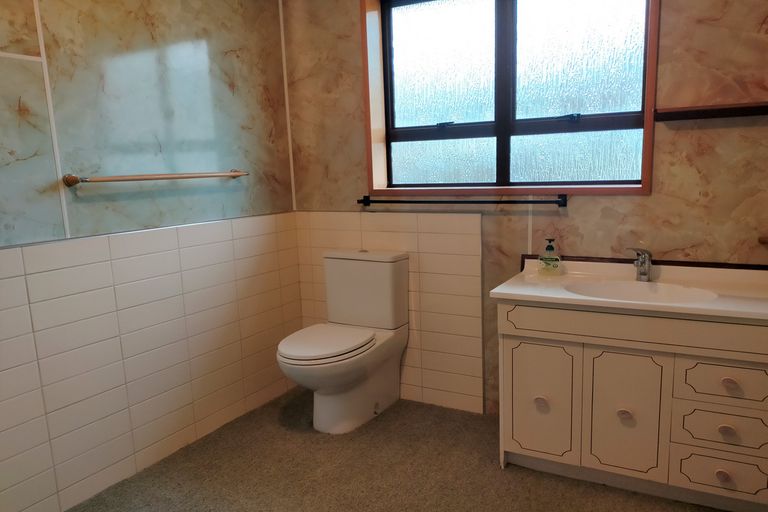 Photo of property in 2 Athenry Road, Bridge Hill, Alexandra, 9320