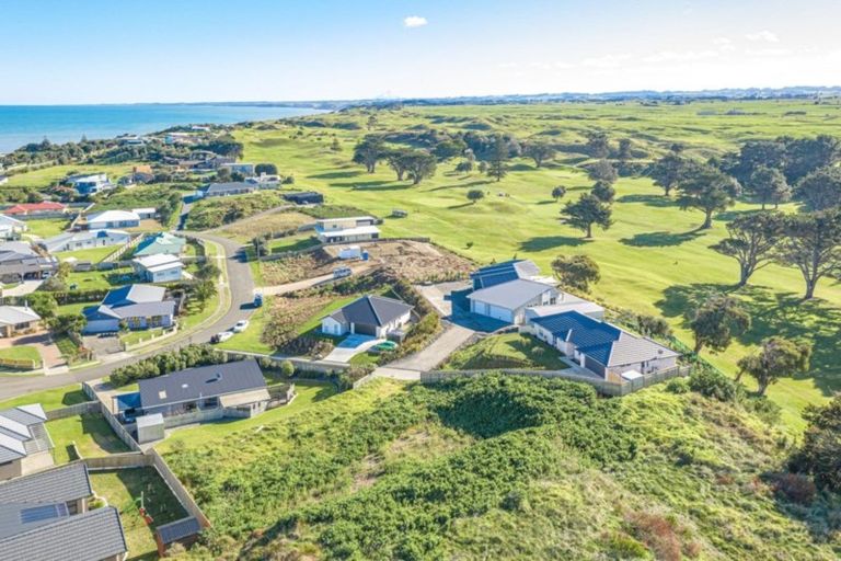 Photo of property in 37 Golf Vue Place, Castlecliff, Whanganui, 4501