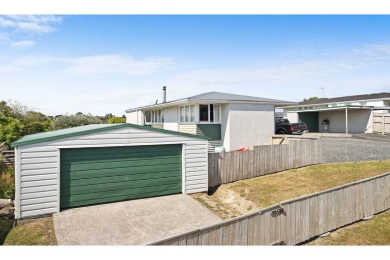 Photo of property in 4 Tawa Place, Waiuku, 2123