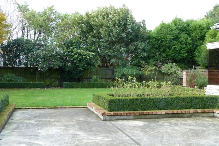 Photo of property in 17 Saint Andrews Square, Strowan, Christchurch, 8052