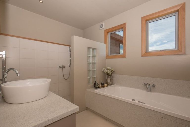 Photo of property in 1 Peak View Ridge, Wanaka, 9305