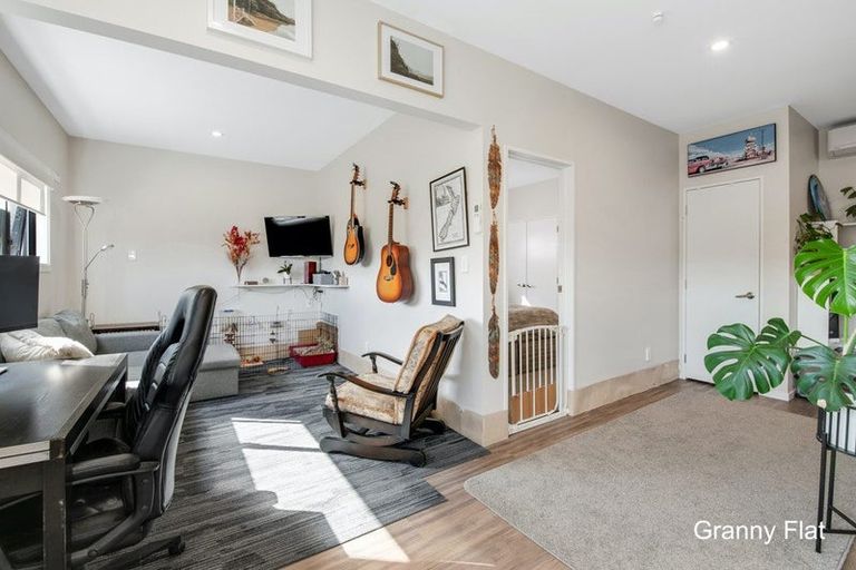 Photo of property in 17 Leiden Place, Totara Vale, Auckland, 0629