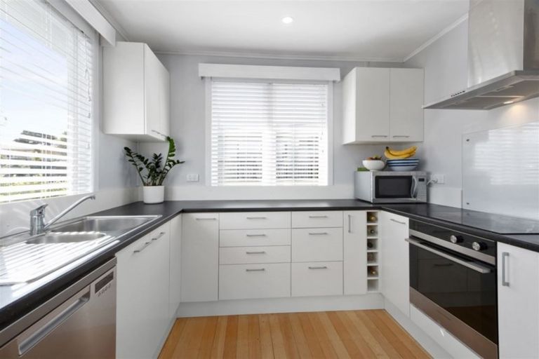 Photo of property in 24 Sylvan Crescent, Te Atatu South, Auckland, 0610