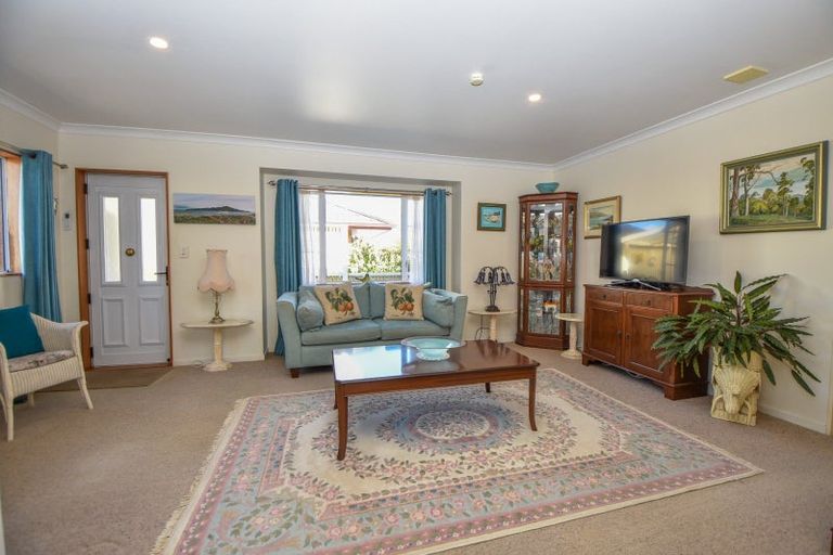 Photo of property in 72 Pembroke Street, Carterton, 5713