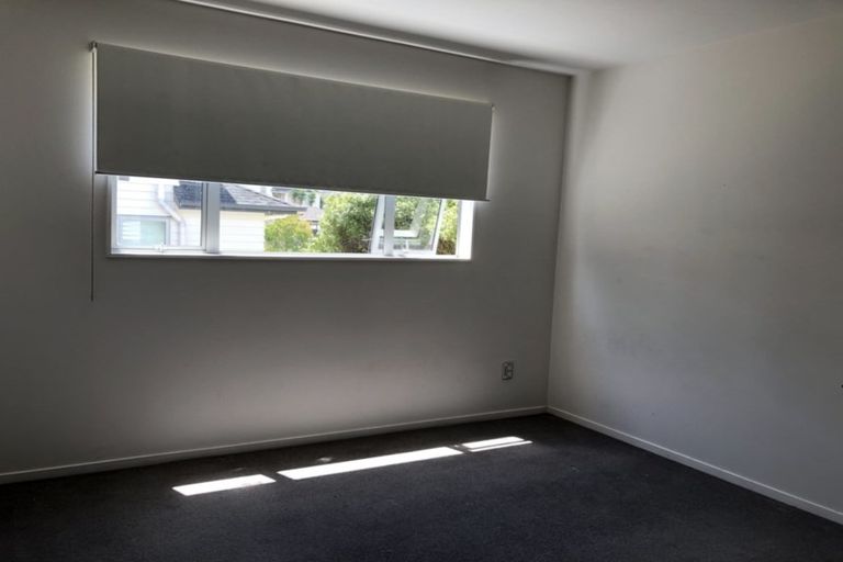 Photo of property in 32 Namsan Close, Fairview Heights, Auckland, 0632