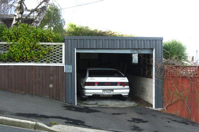 Photo of property in 24 Athol Place, Ravensbourne, Dunedin, 9022