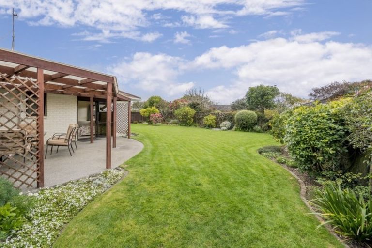 Photo of property in 8 Runanga Grove, Waikanae, 5036