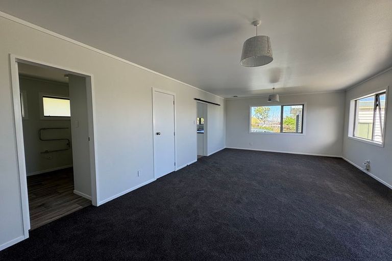 Photo of property in 8 Chetwode Grove, Newlands, Wellington, 6037