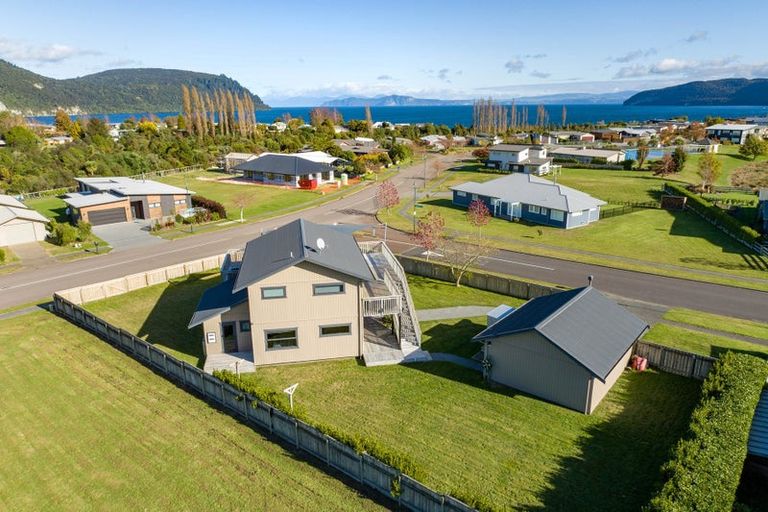 Photo of property in 136 Lisland Drive, Kinloch, Taupo, 3377