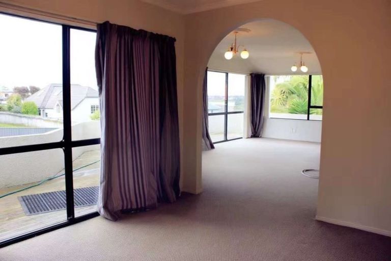 Photo of property in 1/123 Wiseley Road, West Harbour, Auckland, 0618
