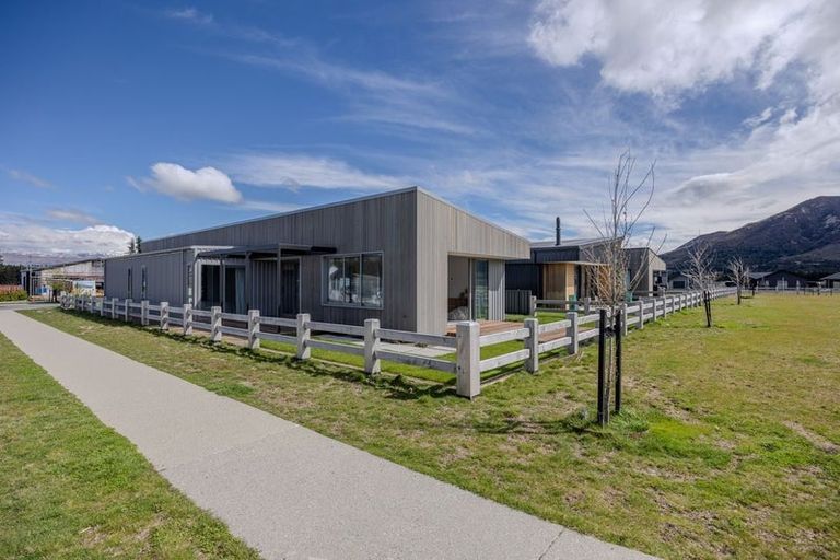 Photo of property in 146 Burdon Loop, Lake Hawea, 9382