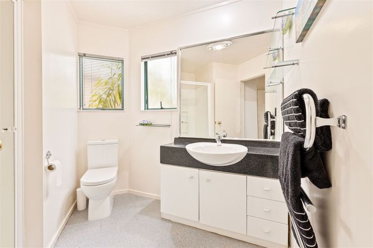 Photo of property in 122 Beach Road, Te Atatu Peninsula, Auckland, 0610