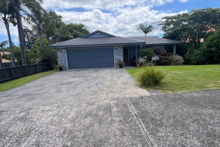 Photo of property in 15 Pinewood Grove, Botany Downs, Auckland, 2010