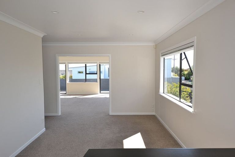 Photo of property in 2/42 Aberdeen Road, Campbells Bay, Auckland, 0620