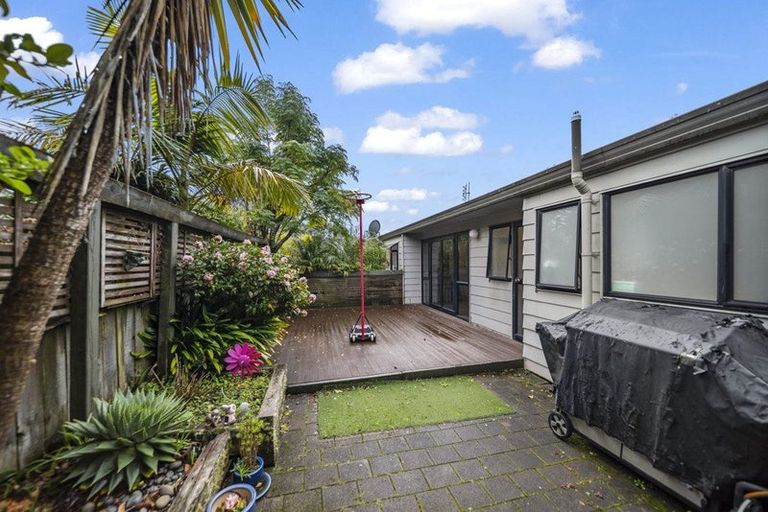 Photo of property in 10 Kirkdale Place, Northcross, Auckland, 0632