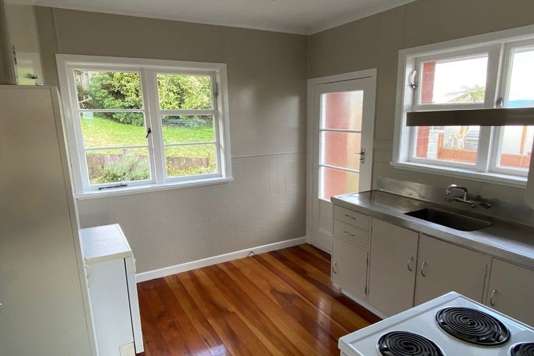 Photo of property in 3 Salford Street, Newlands, Wellington, 6037