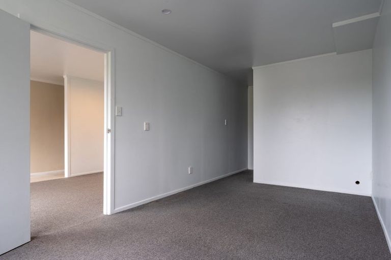 Photo of property in 1 Wakeling Avenue, Te Atatu South, Auckland, 0610