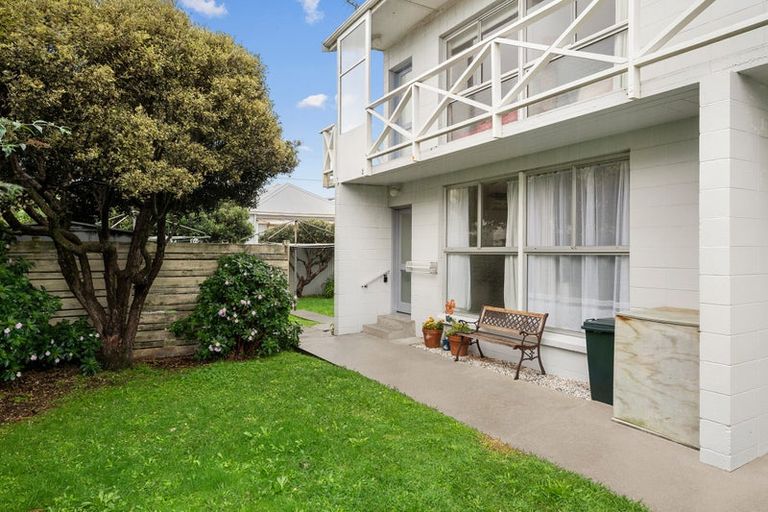Photo of property in Mahora Court Flats, 25 Mahora Street, Kilbirnie, Wellington, 6022
