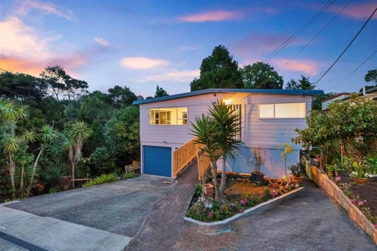 Photo of property in 49 Roberts Road, Matakatia, Whangaparaoa, 0930