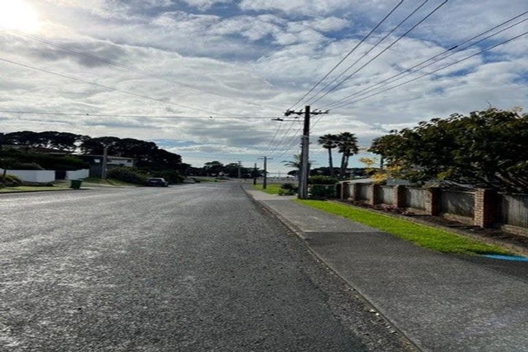 Photo of property in 1/8 Commodore Parry Road, Castor Bay, Auckland, 0620