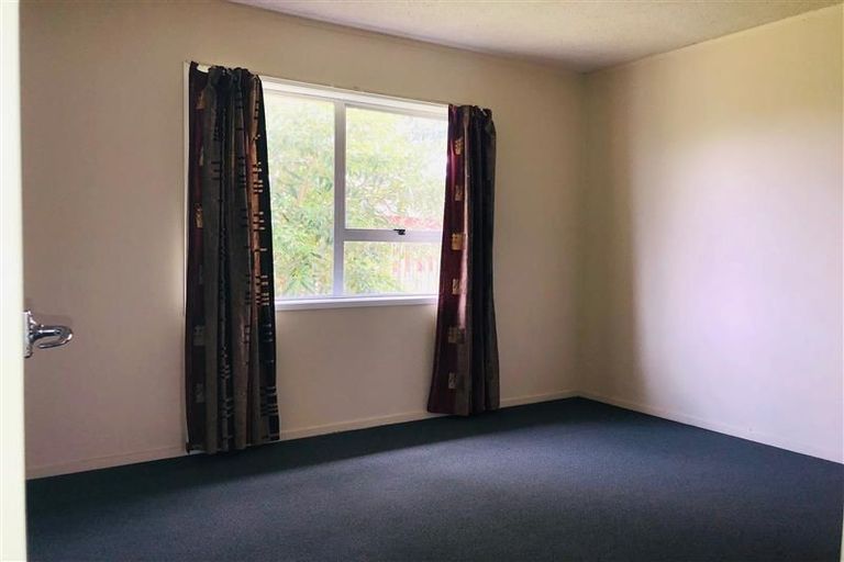 Photo of property in 2/76 Millbrook Road, Henderson, Auckland, 0612