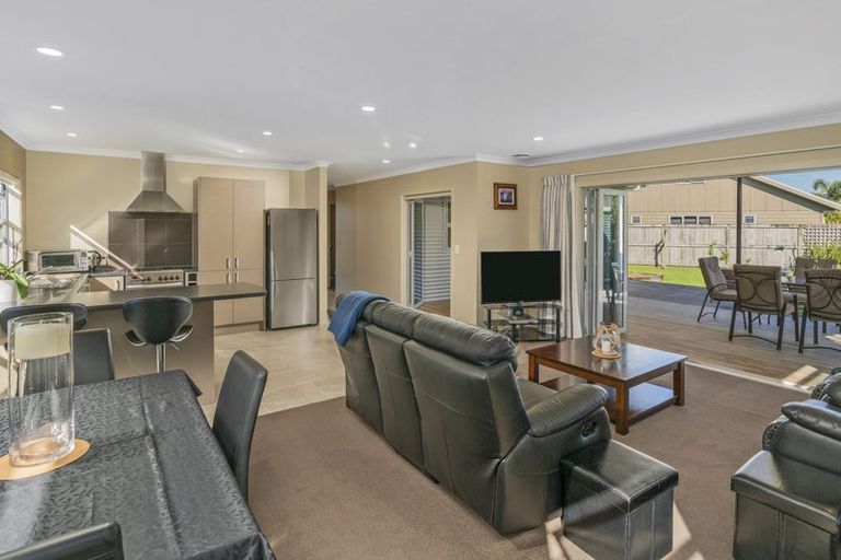 Photo of property in 8 Dotterel Place, Whitianga, 3510