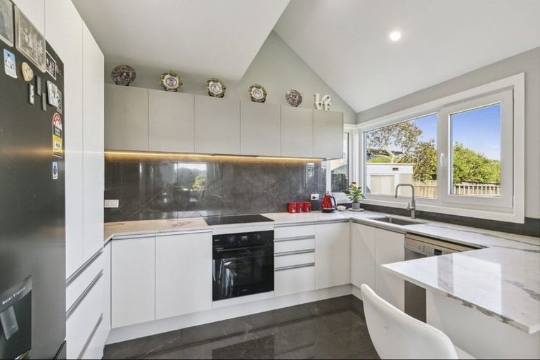 Photo of property in 2b Paratu Way, Strathmore Park, Wellington, 6022