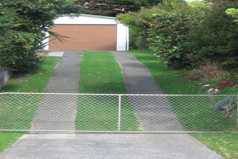 Photo of property in 52 Horokiwi Road West, Newlands, Wellington, 6037