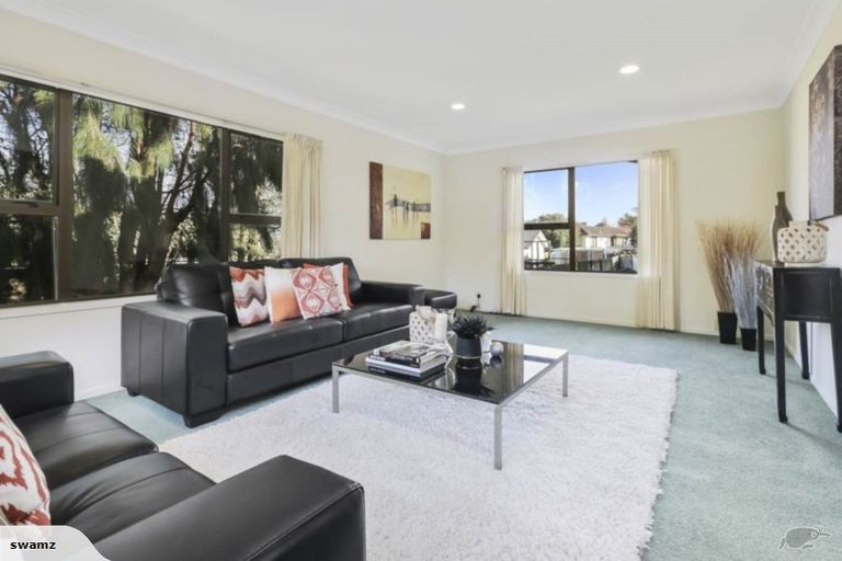 Photo of property in 26 Kingsclere Place, Goodwood Heights, Auckland, 2105