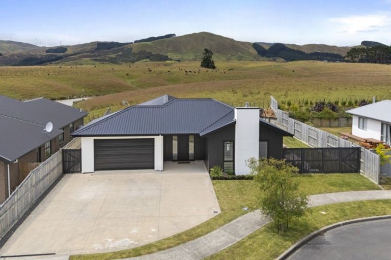 Photo of property in 18 Atlantic Drive, Fitzherbert, Palmerston North, 4410