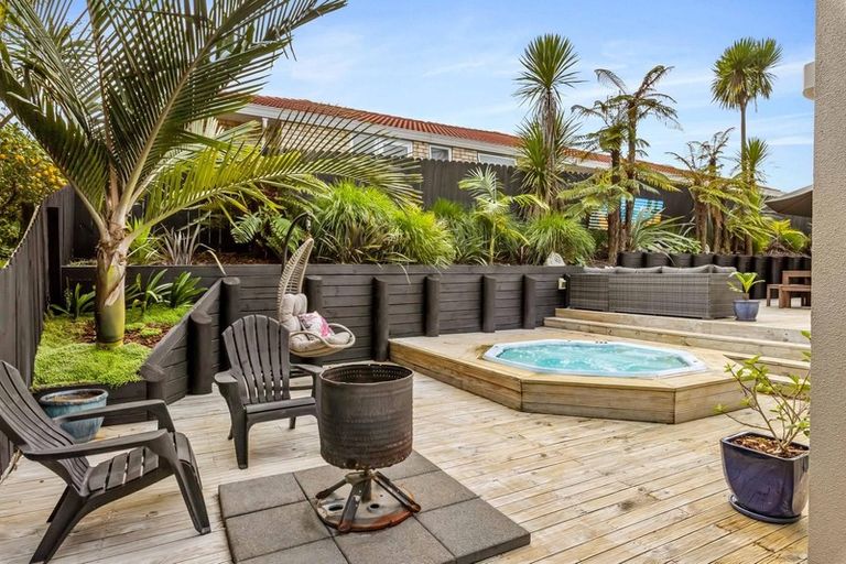 Photo of property in 13 Berkshire Terrace, Massey, Auckland, 0614