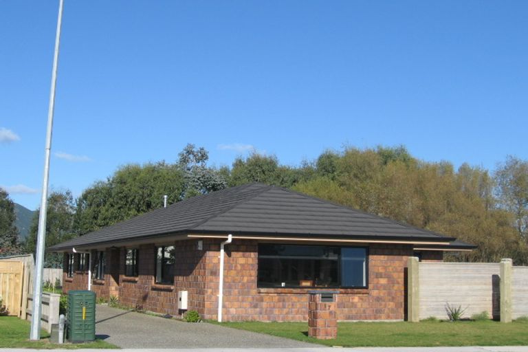 Photo of property in 17 Gandalf Crescent, Paraparaumu, 5032