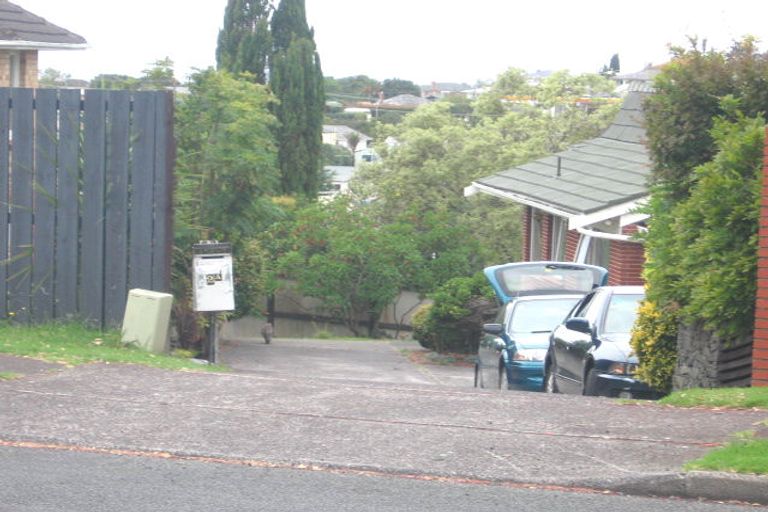 Photo of property in 1/2 Roberts Road, Glenfield, Auckland, 0629