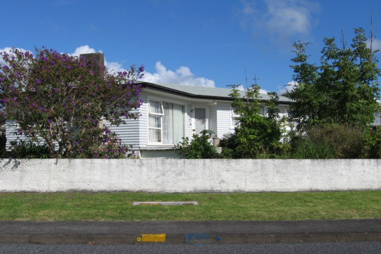 Photo of property in 32 Graham Avenue, Te Atatu Peninsula, Auckland, 0610