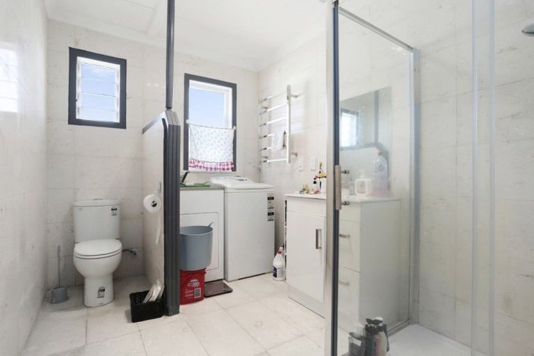 Photo of property in 1 Gamble Way, Massey, 0614