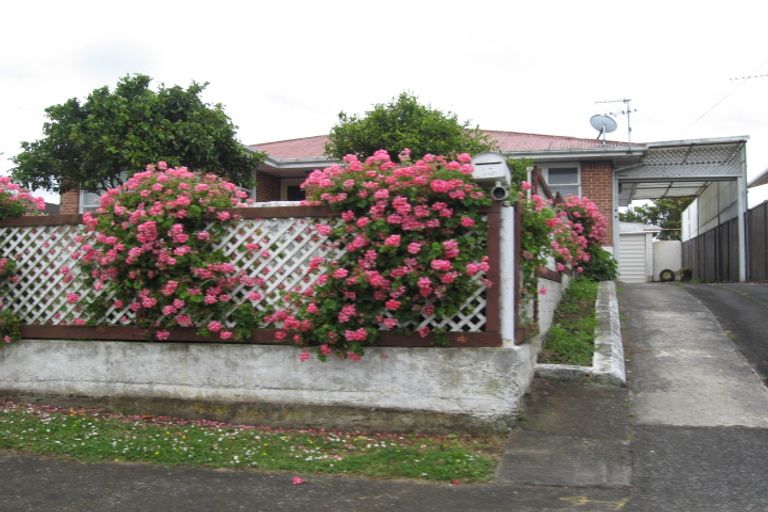 Photo of property in 16 Farnborough Crescent, Mangere, Auckland, 2022