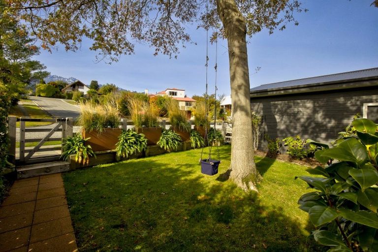 Photo of property in 11 Cedar Drive, Kelvin Heights, Queenstown, 9300