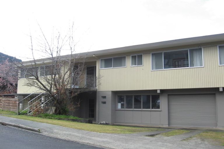 Photo of property in 5 Wynyard Crescent, Fernhill, Queenstown, 9300