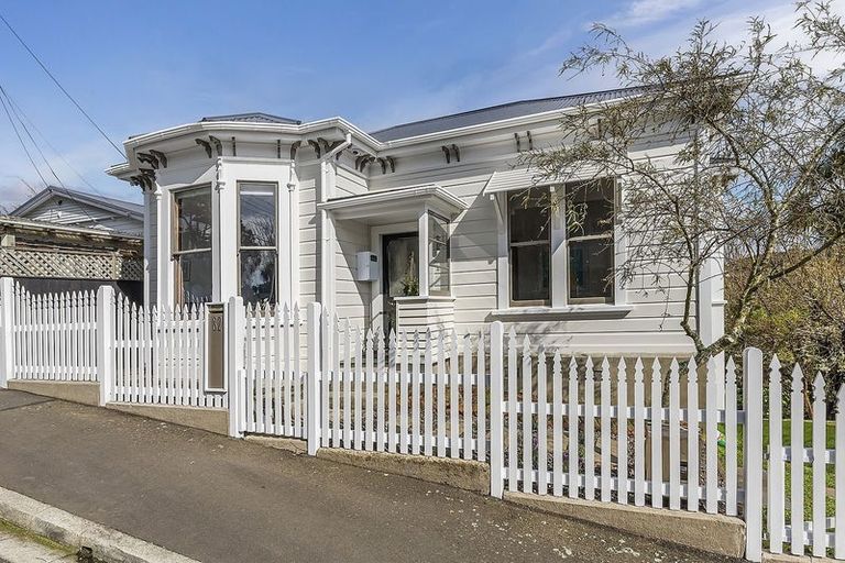 Photo of property in 82 Creswick Terrace, Northland, Wellington, 6012