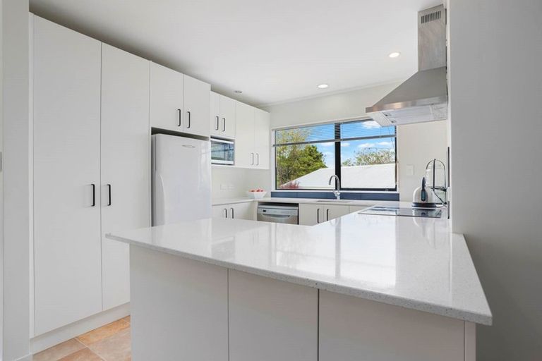 Photo of property in 6 Thalia Place, Totara Vale, Auckland, 0629