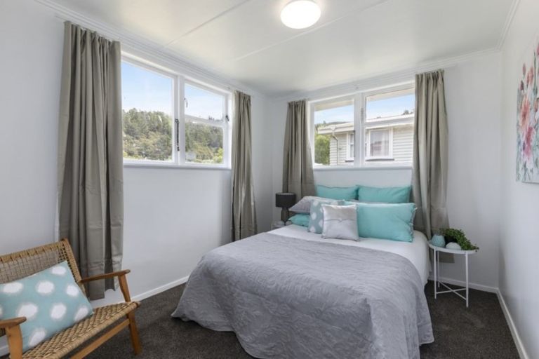 Photo of property in 35 Hanson Grove, Stokes Valley, Lower Hutt, 5019