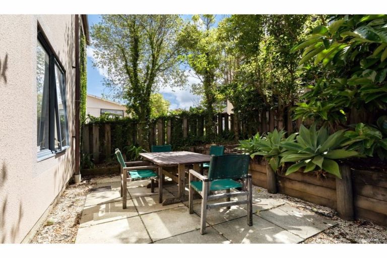 Photo of property in 2/24 Merton Avenue, Glenfield, Auckland, 0627